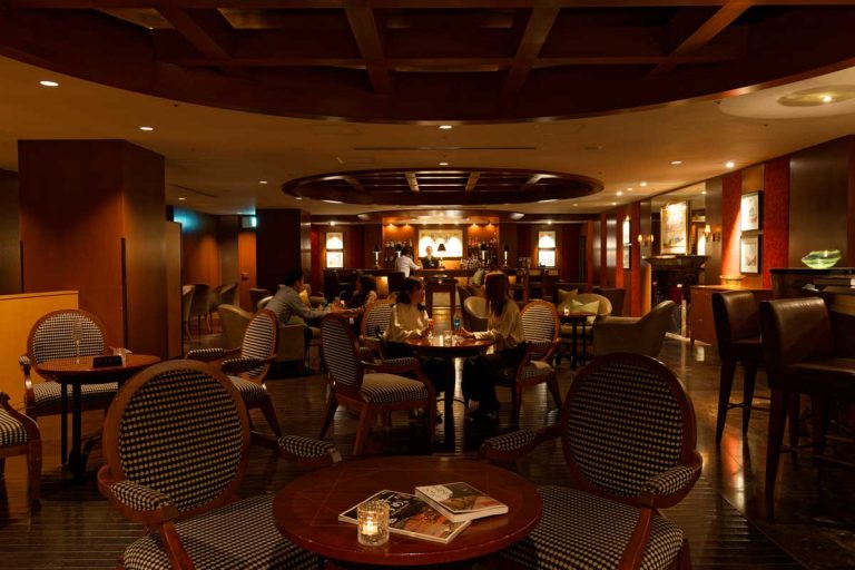 The Marina Bar & Restaurant is a seaside bar that resembles a luxury liner cabin. There is also a lounge exclusively for guests.